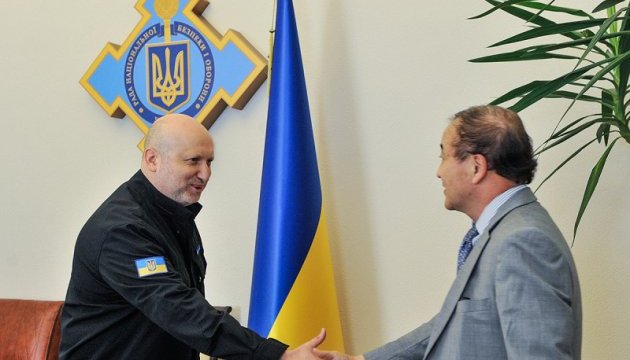 Турчинов обсудил с послом Кореи углубление военно-технического сотрудничества Турчинов обсудил с послом Кореи углубление военно-технического сотрудничества