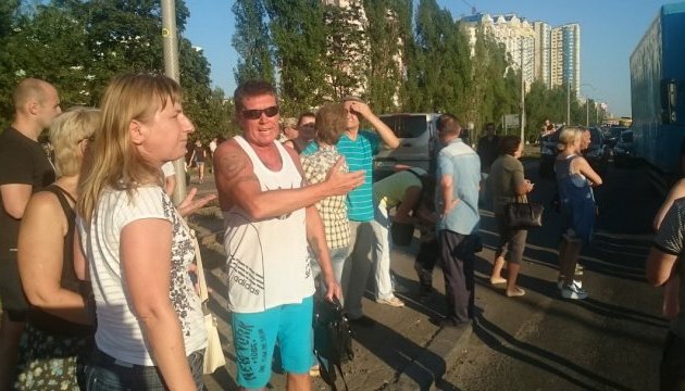 У Києві мешканці будинку, де вже три дні немає світла, перекрили дорогу
