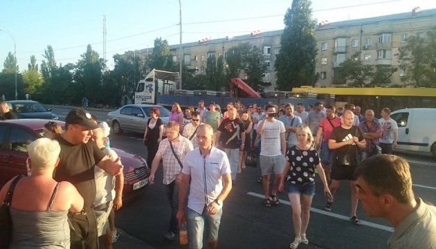 Четвертий день без світла й води: обурені кияни перекрили Харківське шосе