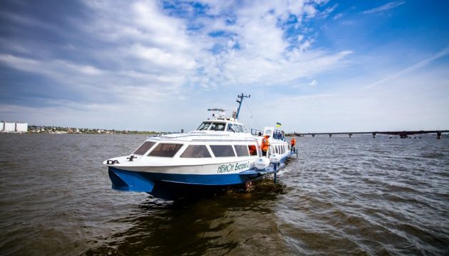 За месяц "ракеты" доставили более 8 тыс. человек на Кинбурнскую косу