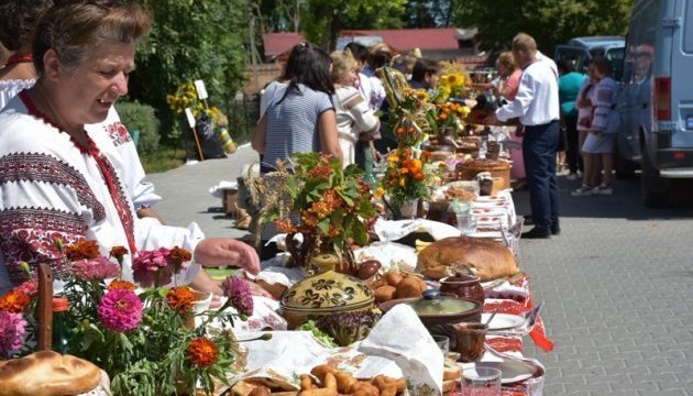 利沃夫州举行规模空前的乌克兰美食长桌宴