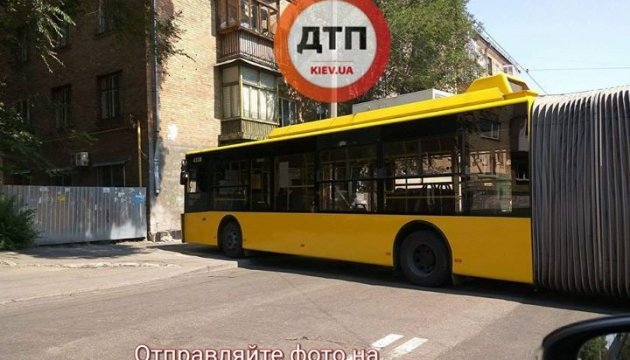 Київський тролейбус в'їхав у стіну будинку