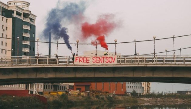 Pussy Riot holds action near colony where Oleg Sentsov serving sentence. Video