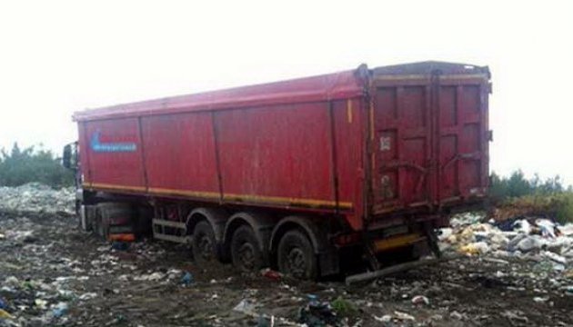 На Житомирщині знайшли вантажівку зі львівським сміттям