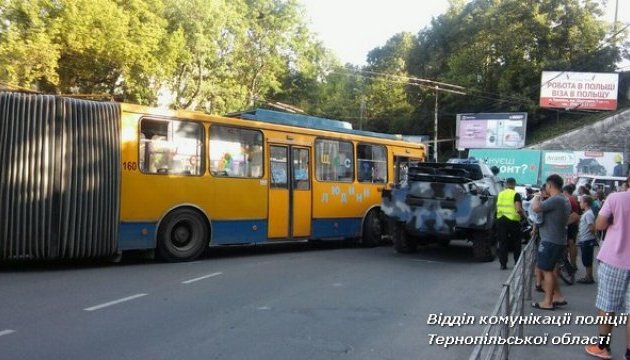 У Тернополі броньовик протаранив тролейбус