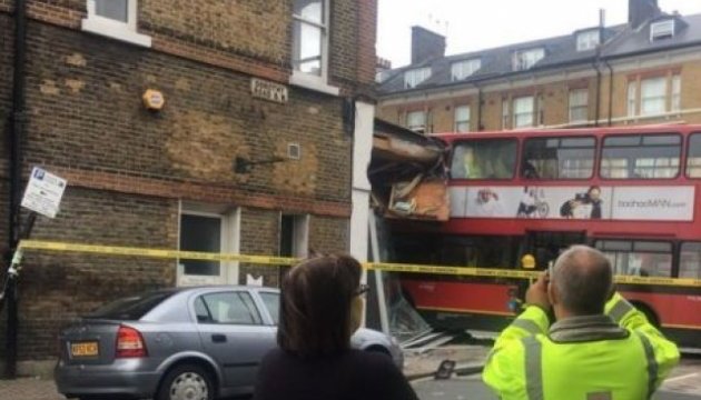 У Лондоні двоповерховий автобус врізався в будівлю, є постраждалі
