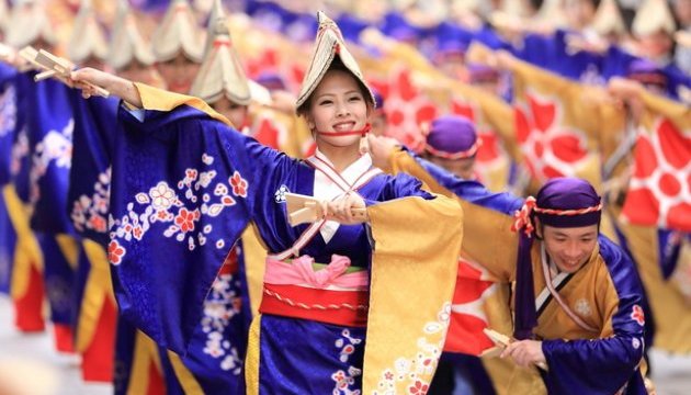 Тисячі танцюристів розмахують тріскачками на японському фестивалі 