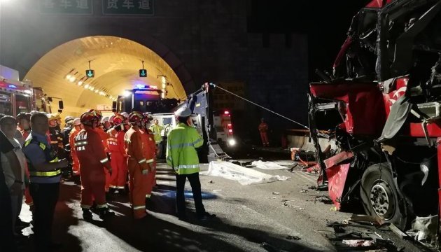 У Китаї автобус врізався у стіну тунелю, 36 загиблих