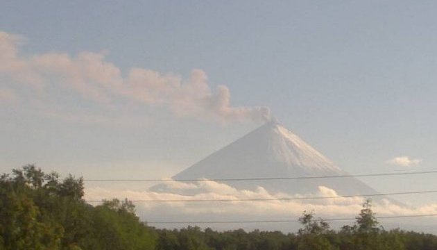 Вулкан Шивелуч на Камчатці викинув стовп попелу