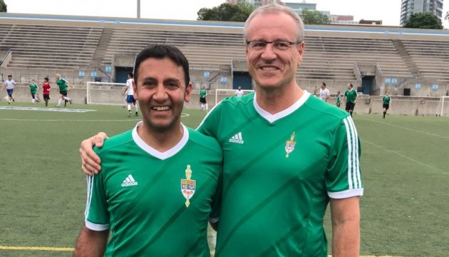 Канадські депутати “в суху” програли у футбол сирійським біженцям