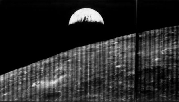 NASA показала перший в історії знімок Землі з Місяця