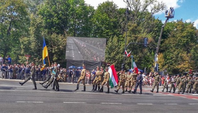 Українські прапороносці взяли участь у військовому параді в Польщі Українські прапороносці взяли участь у військовому параді в Польщі