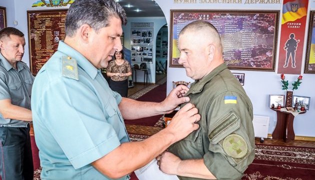 Перший капелан Нацгвардії отримав посвідчення учасника бойових дій Перший капелан Нацгвардії отримав посвідчення учасника бойових дій