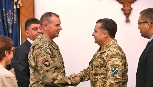 Poltorak invites Hodges to take part in military parade on Independence Day of Ukraine