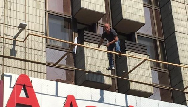 Hotel „Chreschtschatyk“ in Zentrum Kiews: Mann droht aus dem Fenster zu springen – Fotos