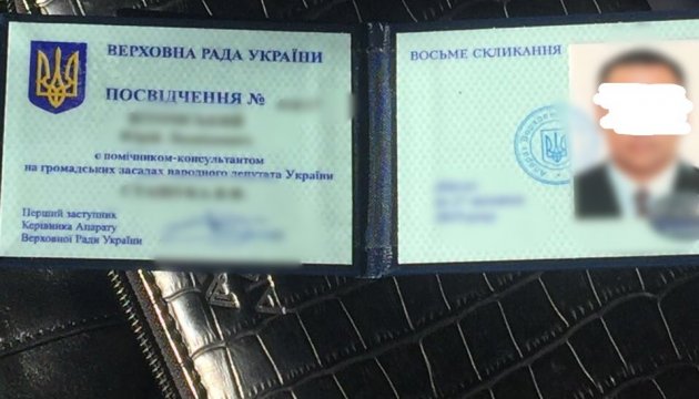 Помічник нардепа за хабарі допомагав стати директорами київських шкіл