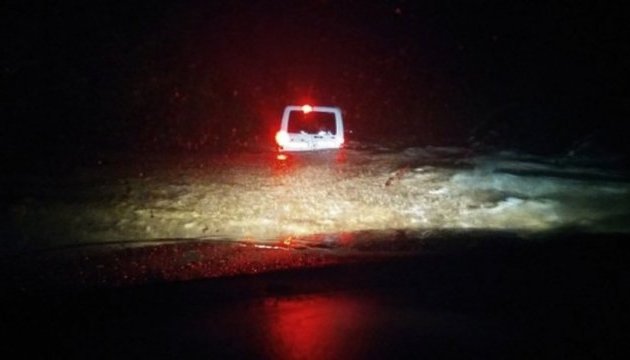 В Крыму поток грязи снес с трассы 15 автомобилей