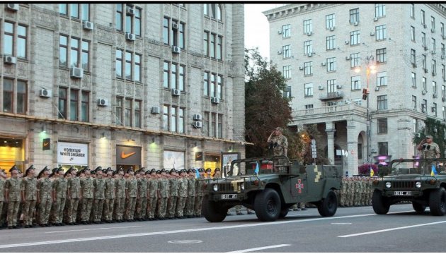 Desfile militar en Kyiv. En línea