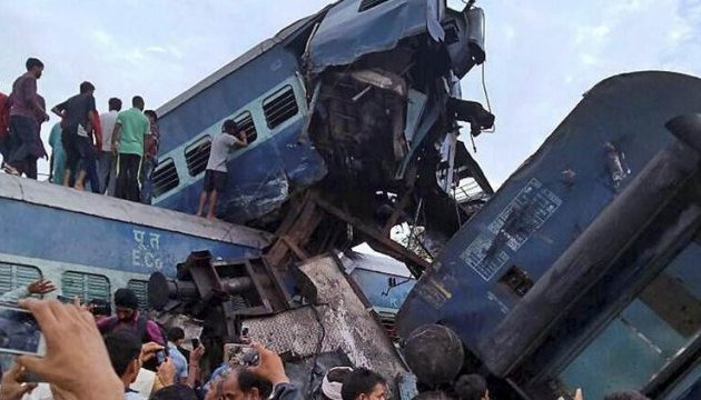 В Індії потяг зійшов з рейок, 23 загиблих