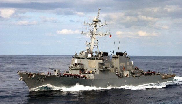 Не менше 10 моряків пропали безвісти після зіткнення есмінці США з танкером