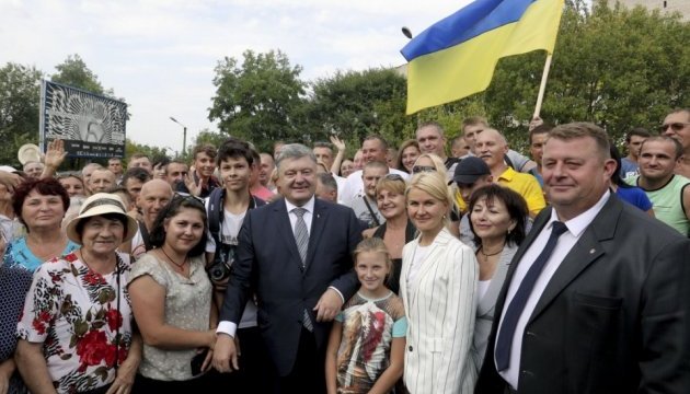 Poroshenko: Mientras que para rusos suspenden visados de los EE.UU., ucranianos se benefician del régimen de exención de visado con la UE