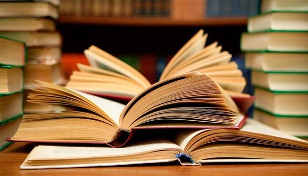 У Криму загарбники розіслали вказівки прибрати з бібліотек книги про Голодомор та кримських татар