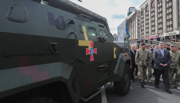 Präsident Poroschenko eröffnet Waffenausstellung auf Chreschtschatyk