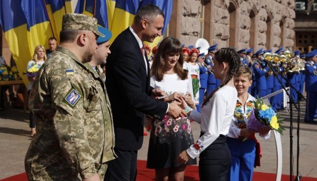 Klitschko gives passports to young residents of Kyiv 