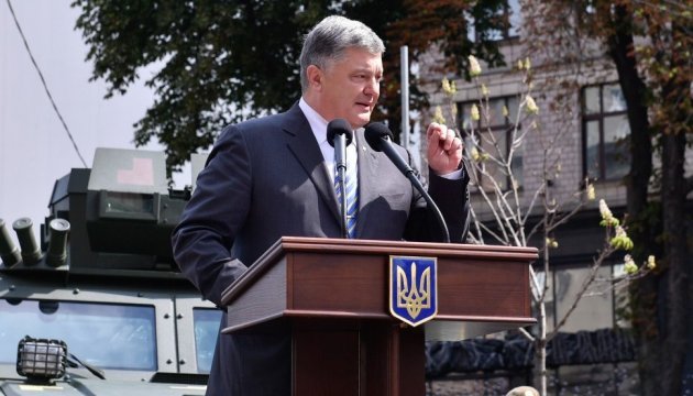Poroshenko: Contenemos al ejército cinco veces mayor que el nuestro (Fotos)