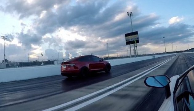 Tesla Model X рекордно обійшов спорткар Lamborghini