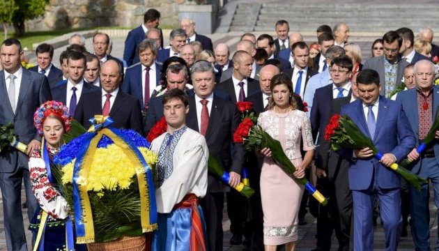 Керівники держави поклали квіти до пам'ятників Шевченку та Грушевському