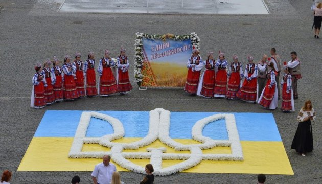 Unabhängigkeitstag: Volkschor in Uschhorod mit Kunstaktion „Gebet für Ukraine“ -  Video