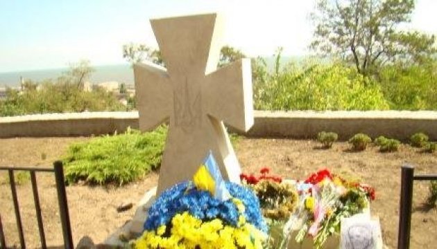 ﻿

У Маріуполі відкрили пам'ятник воїнам, які віддали життя за Україну
