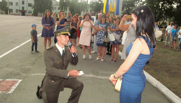 У Харкові на випуску офіцерів-магістрів лейтенант зробив пропозицію своїй коханій 
