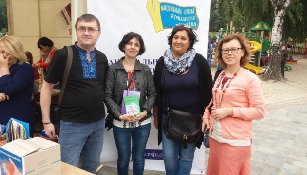 Донбас читає українською: у Києві журналісти започаткували збір книжок