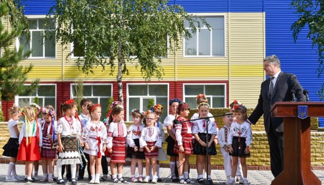 Kinder aus dem Donbass singen Nationalhymne