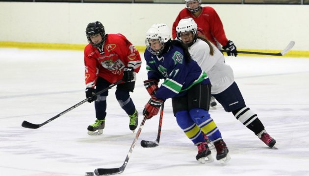 У хокей грають справжні дівчата: 
