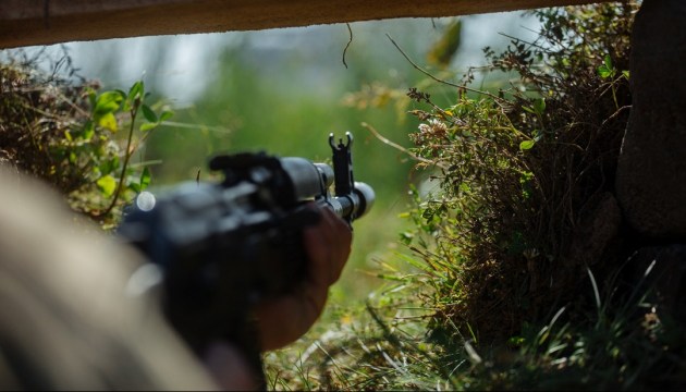 Ein ukrainischer Soldat im Donbass verletzt