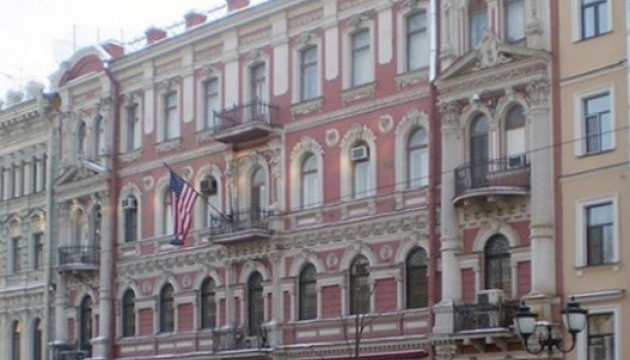 У Санкт-Петербурзі облили фарбою генконсульство США