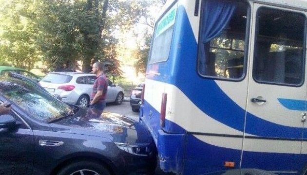 У Львові автобус із журналістами зіткнувся зі службовим авто облради