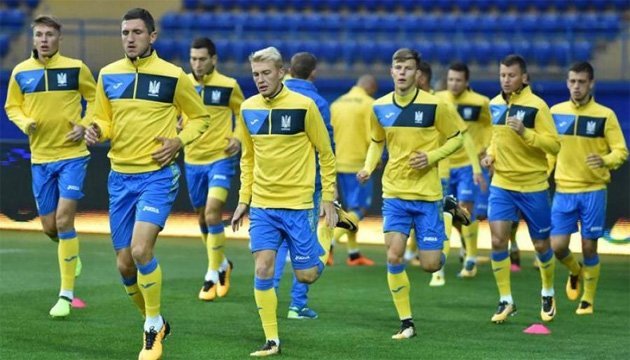 Футбол: новачки збірної України заспівали традиційну пісню
