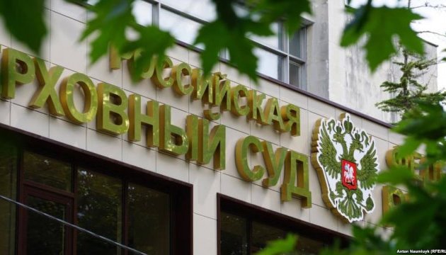 «Суд» у Криму переслідує жінку за одиночний пікет на підтримку чоловіка і батька