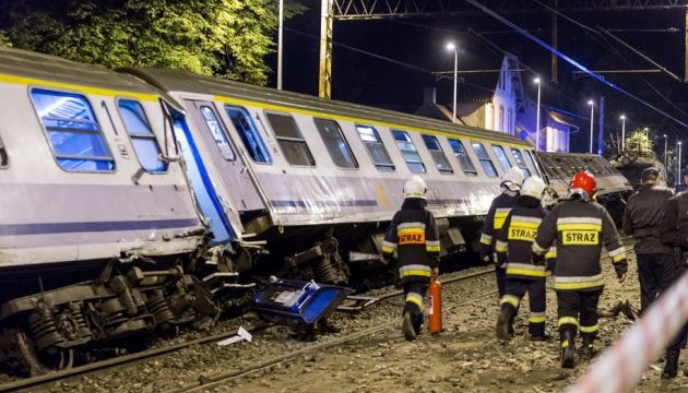 У Польщі товарний потяг зіткнувся з пасажирським, десятки постраждалих