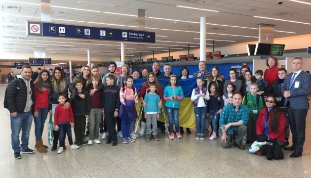 Українські діти після трьохмісячного відпочинку в Аргентині повертаються додому