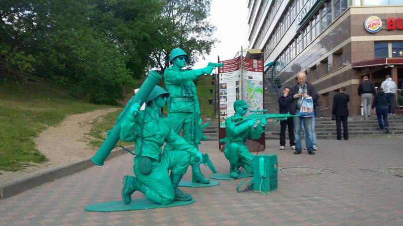 В Минске прошел «перфоманс зеленых человечков» В Минске прошел «перфоманс зеленых человечков»