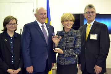 Українці Австралії нагородили міністра закордонних справ відзнакою