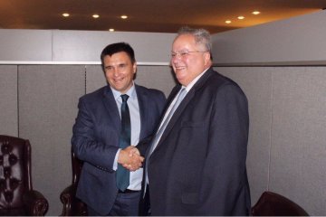 Klimkin discute con el ministro de Exteriores griego las iniciativas ucranianas de mantenimiento de paz
