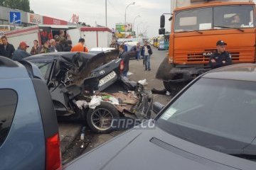 На в'їзді в Київ зіштовхнулися КамАЗ і п’ять легковиків