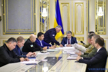 Agravamiento en el 'frente de Lugansk': Poroshenko convoca un gabinete militar