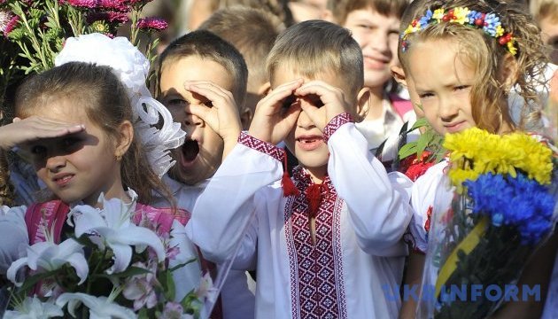 В Україні сьогодні - День знань, перший дзвоник пролунає для 400 тисяч першачків 